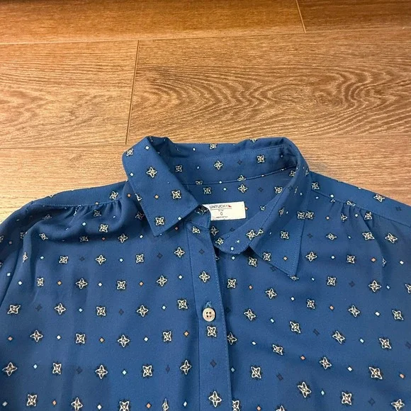 UNTUCKit Women's Natalie Button Front Shirt Blue Geometric Print 0 Classic - Picture 2 of 14